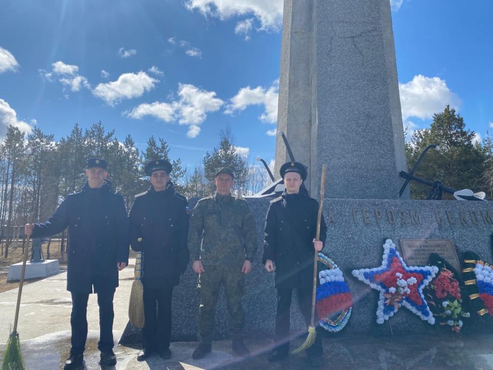 Военные следователи Северного флота в Праздник Весны и Труда навели порядок на воинских мемориалах